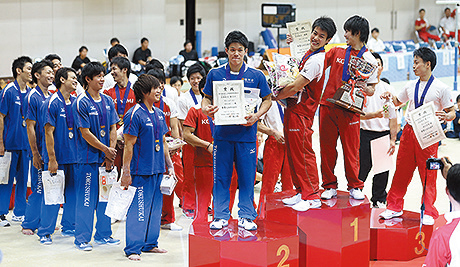 「全種目で自分の最大限の演技ができました」と団体総合の表彰台に上がる武田