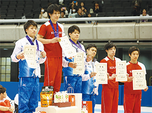 個人総合2位の岡（左）と3位の武田（その右が4位の齊藤）